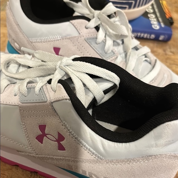 Under armour “essential runner”woman’s running shoes sz 9 - Picture 3 of 10